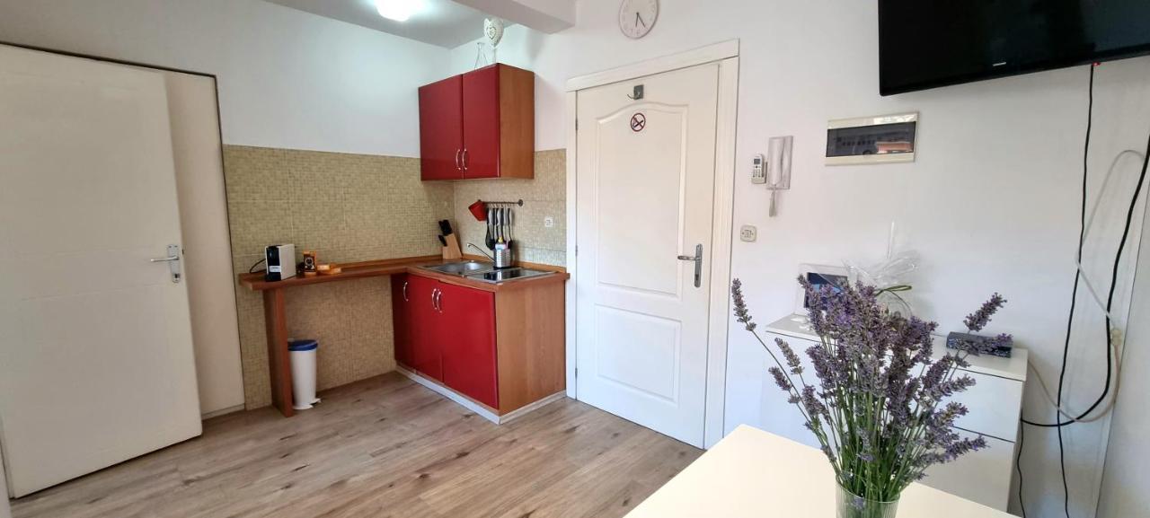 Апартаменти Tiny Studio Big Living Ровінь Екстер'єр фото