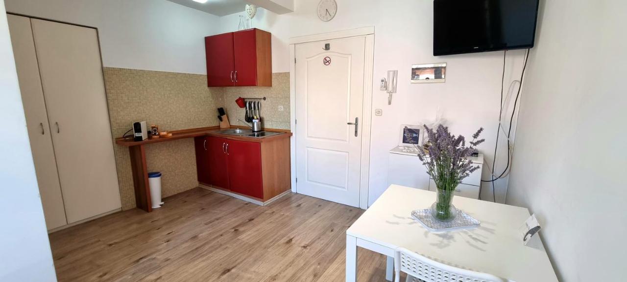 Апартаменти Tiny Studio Big Living Ровінь Екстер'єр фото