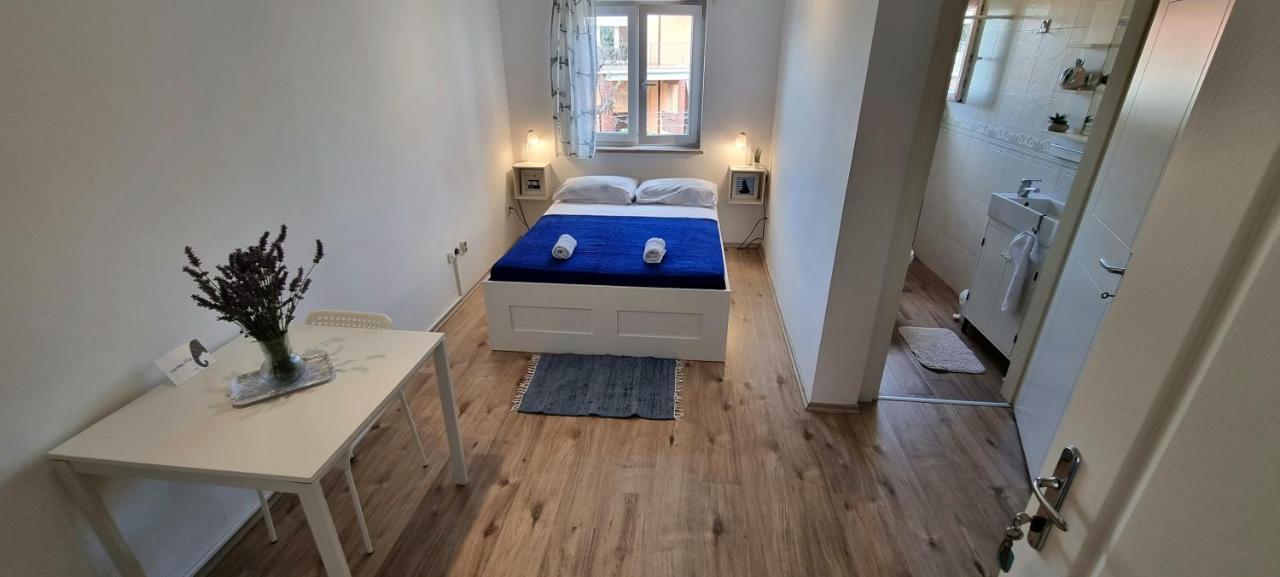 Апартаменти Tiny Studio Big Living Ровінь Екстер'єр фото